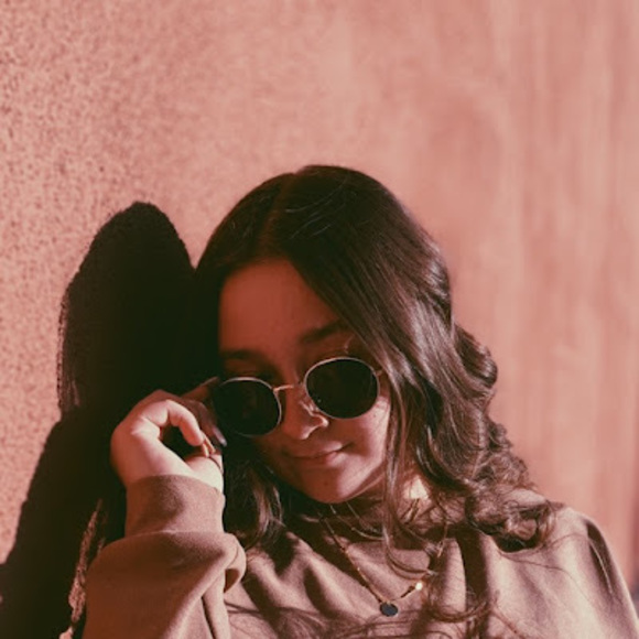 Meet your Posher, Olivia - Picture 1 of 1